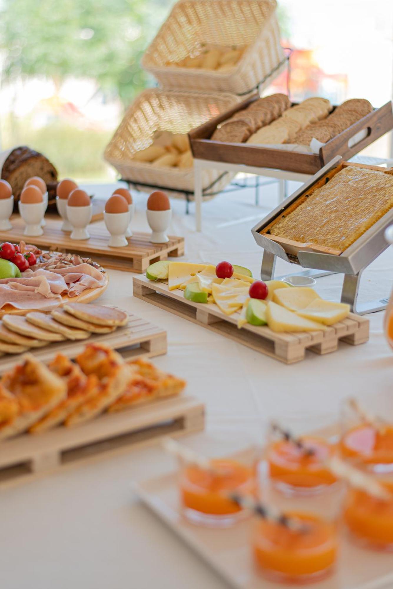 Ambasciatori Hotel - Beach Front -Breakfast Xxl & Brunch Until 12 30Pm Misano Adriatico Exterior foto
